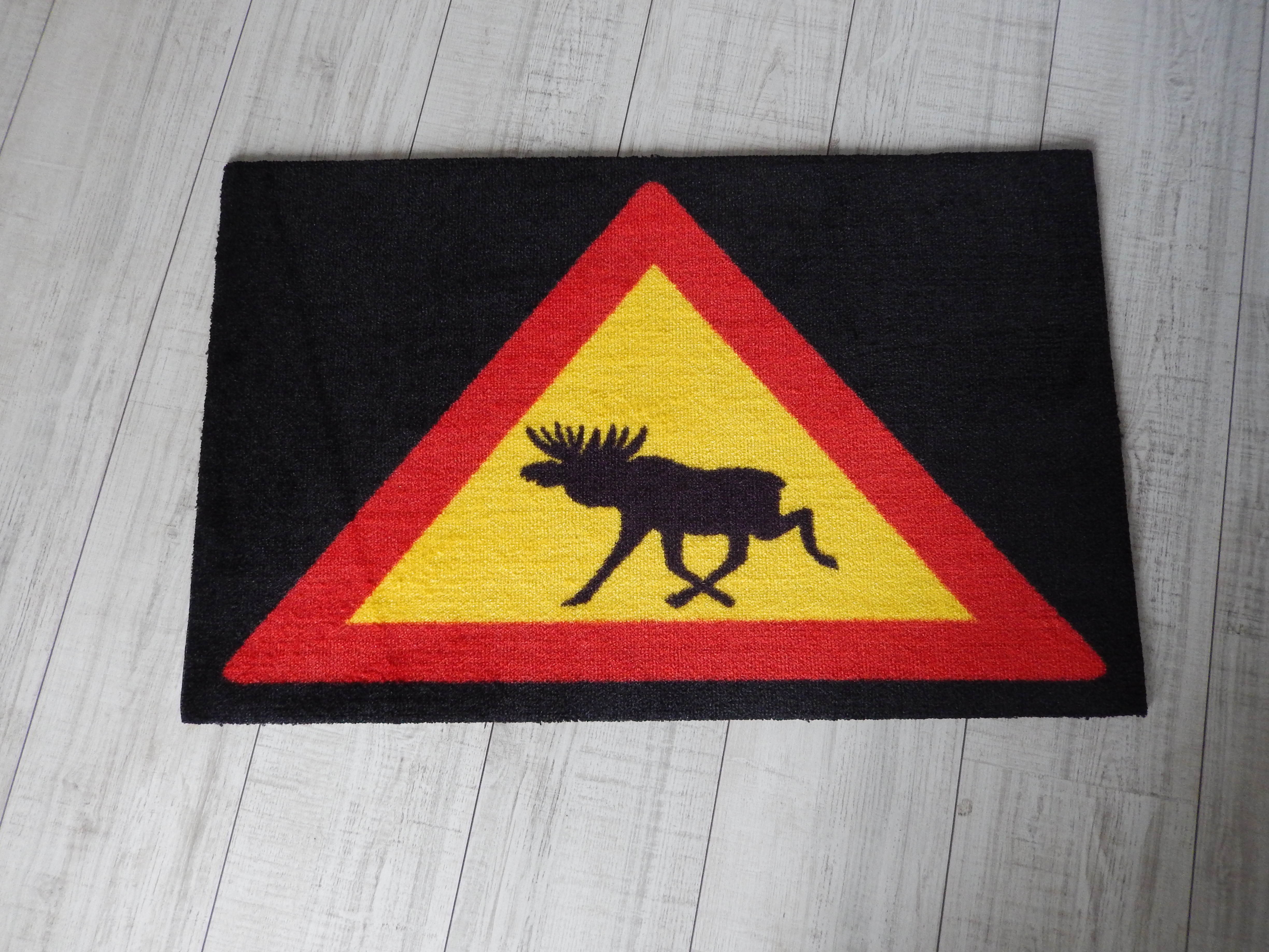 Deurmat met het Zweedse bord erop pas op voor elanden