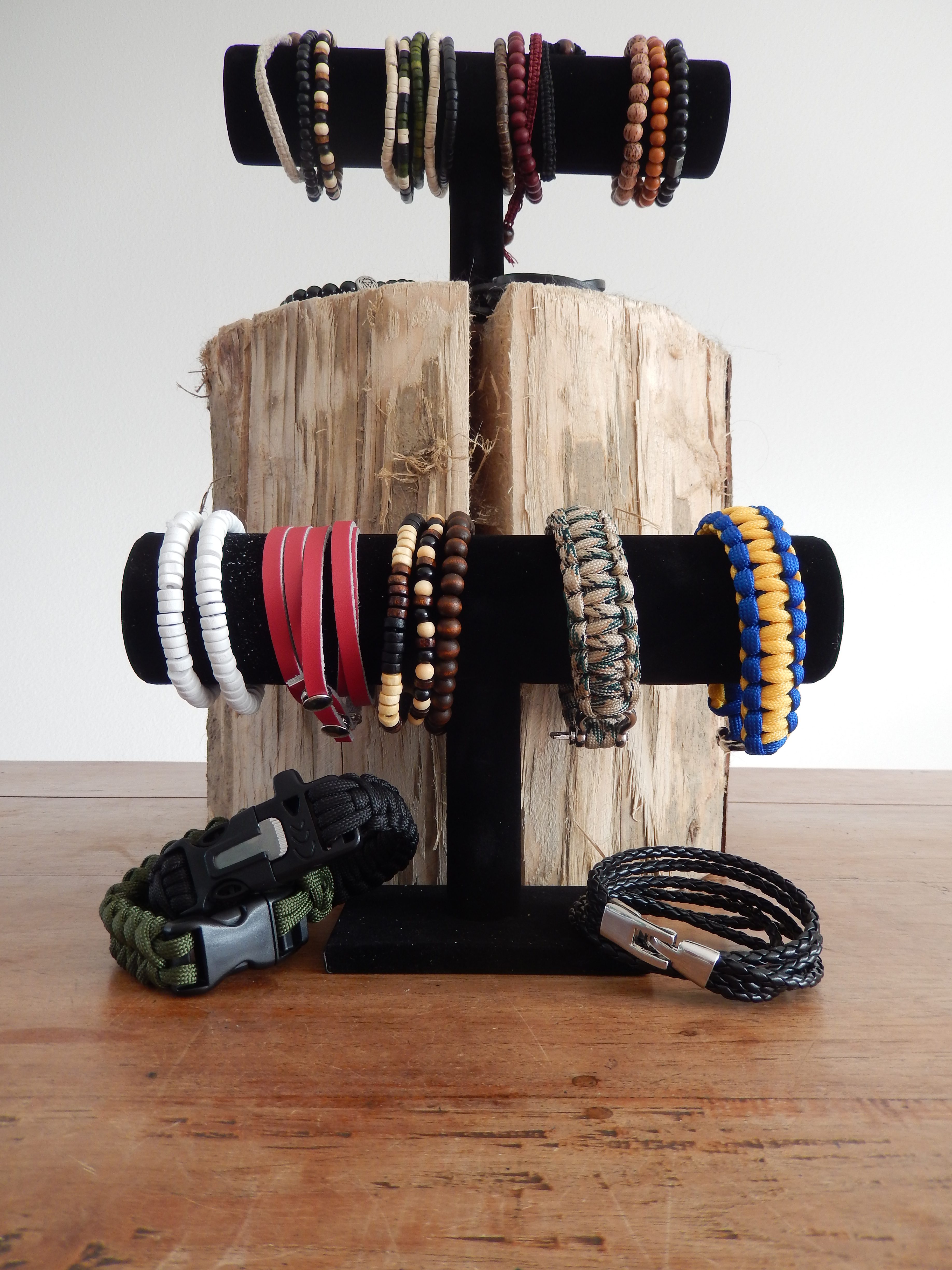 Een stoere foto van een deel van onze armbanden
